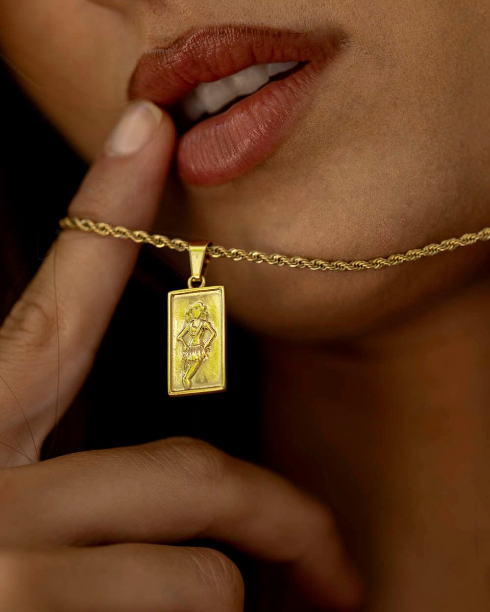 Saltare Pendant (Gold)